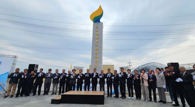 여주시민들이 조성한 4대강 기념비앞에서 제막식 행사에 참석한 관계자들이 기념촬영을 하고 있다. 4대강 기념사업회 제공