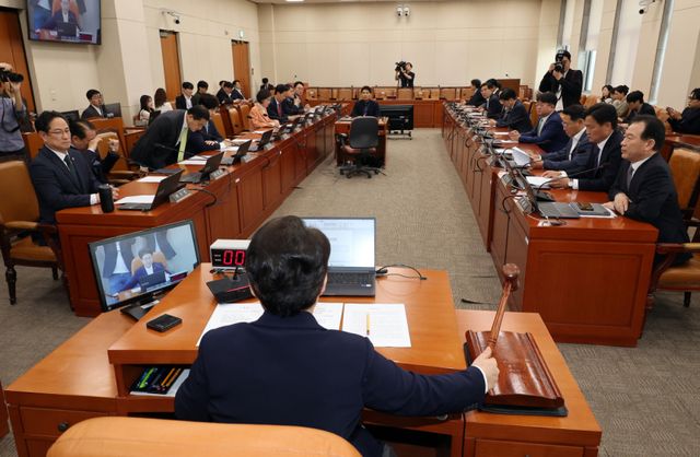 국회 재정경제기획위원회 임이자 위원장이 17일 국회에서 열린 전체회의에서 신현송 한국은행 총재 후보자 인사청문경과보고서 채택을 위한 안건을 상정하고 있다. 연합뉴스