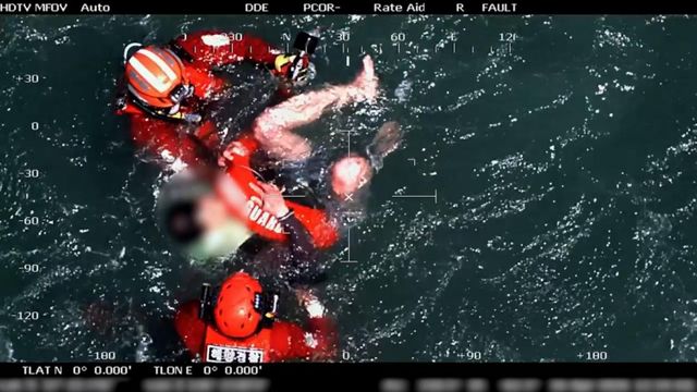 16일 하나개해수욕장에서 해경이 익수자 구조하는 모습. 중부지방해양경찰청 제공