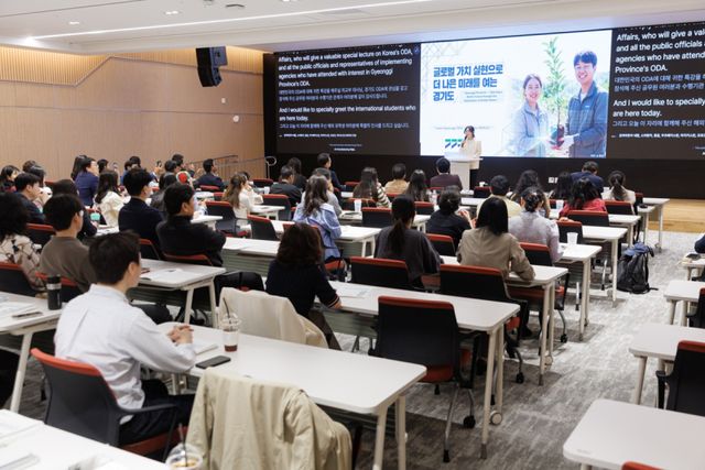 16일 경기도서관 플래닛경기홀에서 열린 ‘경기도 ODA 글로벌 역량강화 행사’에서 아주대 국제대학원 유학생들이 행사에 참여하고 있다. 경기도 제공