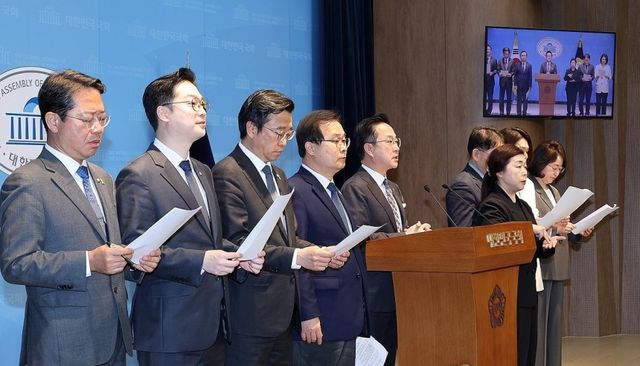 윤석열 정권 정치검찰 조작기소 진상규명을 위한 국정조사 특별위원회 소속 더불어민주당·조국혁신당·진보당 의원들이 17일 국회 소통관에서 "어제 청문회를 통해 대장동 사건이 보수언론과 정치검찰에 의해 설계된 조작이었음이 입증됐다"며 "특검을 통해 응분의 책임을 묻겠다"고 밝히고 있다. 연합뉴스