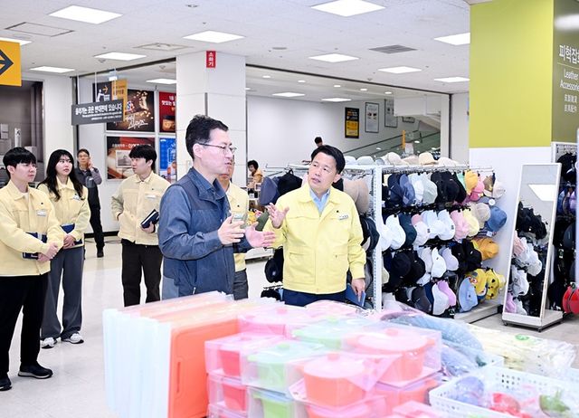 최병갑 파주부시장이 관내 대형마트를 대상으로 ‘민생경제 현장 점검을 실시하며 생활용품 공급 사정등을 살펴 보고 있다. 파주시제공