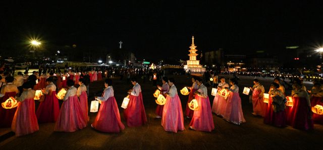 2026 수원 연등회 봉축 점등식이 열린 18일 오후 수원 화성광장에서 불자와 시민 등 참석자들이 탑돌이를 하고 있다. 윤원규기자