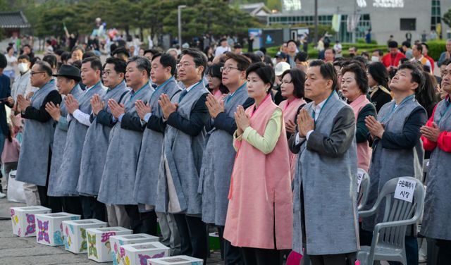 2026 수원 연등회 봉축 점등식이 열린 18일 오후 수원 화성광장에서 이재준 수원특례시장, 김정렬 수원특례시의회 부의장, 백혜련·김승원·염태영·김준혁 국회의원, 수원시 관내 스님 및 불자들이 삼귀의를 하고 있다.