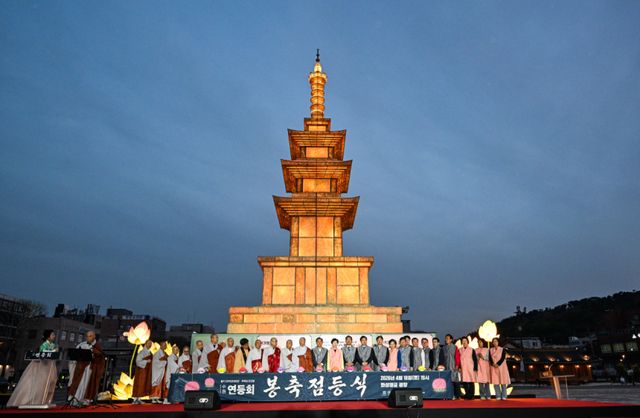 2026 수원 연등회 봉축 점등식이 열린 18일 오후 수원 화성광장에서 이재준 수원특례시장, 김정렬 수원특례시의회 부의장, 백혜련·김승원·염태영·김준혁 국회의원, 수원시 관내 주지 스님들이 점등하며 기념촬영을 하고 있다.