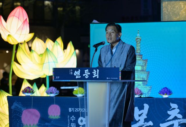 2026 수원 연등회 봉축 점등식이 열린 18일 오후 수원 화성광장에서 이재준 수원특례시장이 인사말을 하고 있다.