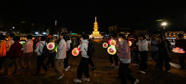 2026 수원 연등회 봉축 점등식이 열린 18일 오후 수원 화성광장에서 불자와 시민 등 참석자들이 탑돌이를 하고 있다. 윤원규기자