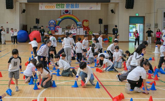 18일 오전 군포시다함께돌봄센터 2026 연합운동회가 열린 군포시민체육광장 제1체육관에서 관내 어린이와 학부모들이 함께 뛰놀며 즐거운 시간을 보내고 있다. 윤원규기자