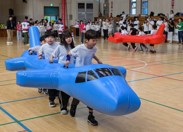 18일 오전 군포시다함께돌봄센터 2026 연합운동회가 열린 군포시민체육광장 제1체육관에서 관내 어린이와 학부모들이 함께 뛰놀며 즐거운 시간을 보내고 있다. 윤원규기자