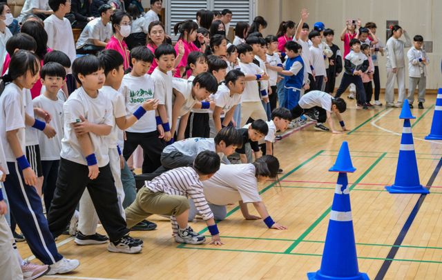 18일 오전 군포시다함께돌봄센터 2026 연합운동회가 열린 군포시민체육광장 제1체육관에서 관내 어린이와 학부모들이 함께 뛰놀며 즐거운 시간을 보내고 있다. 윤원규기자