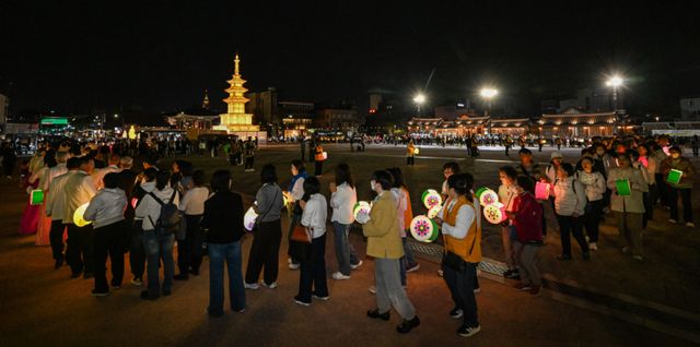 2026 수원 연등회 봉축 점등식이 열린 18일 오후 수원 화성광장에서 불자와 시민 등 참석자들이 탑돌이를 하고 있다. 윤원규기자