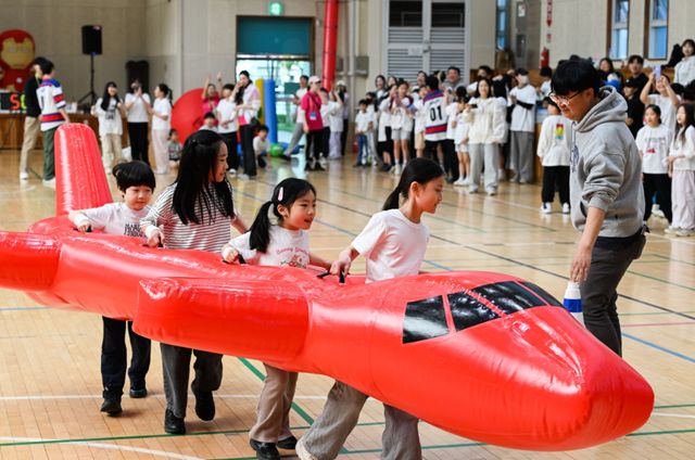 18일 오전 군포시다함께돌봄센터 2026 연합운동회가 열린 군포시민체육광장 제1체육관에서 관내 어린이와 학부모들이 함께 뛰놀며 즐거운 시간을 보내고 있다. 윤원규기자