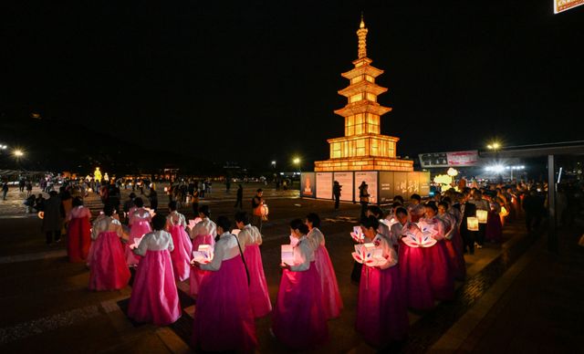 2026 수원 연등회 봉축 점등식이 열린 18일 오후 수원 화성광장에서 불자와 시민 등 참석자들이 탑돌이를 하고 있다. 윤원규기자
