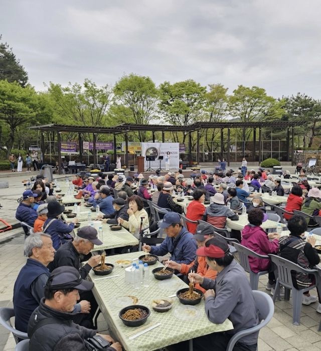 새안양회(회장 유철호)와 동방산업 주식회사·수창산업개발 주식회사(대표이사 차상호)는 지난 17일 안양시 만안구 삼덕공원에서 ‘사랑의 짜장차’ 나눔 행사를 공동 주최했다.