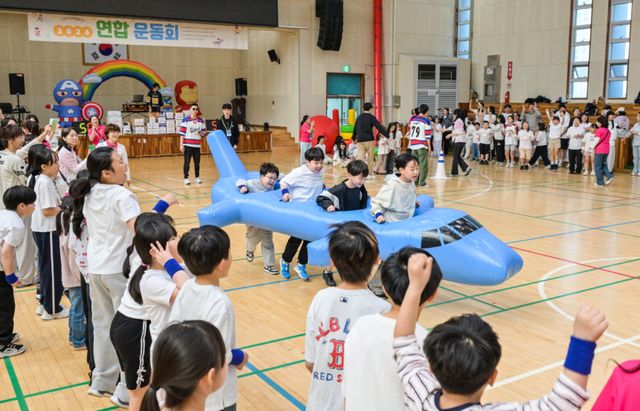 18일 오전 군포시다함께돌봄센터 2026 연합운동회가 열린 군포시민체육광장 제1체육관에서 관내 어린이와 학부모들이 함께 뛰놀며 즐거운 시간을 보내고 있다. 윤원규기자