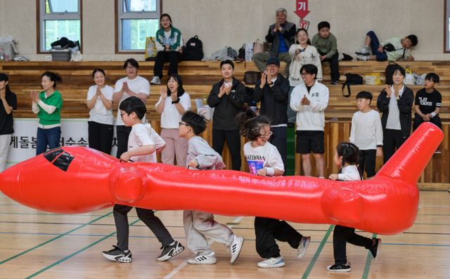 18일 오전 군포시다함께돌봄센터 2026 연합운동회가 열린 군포시민체육광장 제1체육관에서 관내 어린이와 학부모들이 함께 뛰놀며 즐거운 시간을 보내고 있다. 윤원규기자
