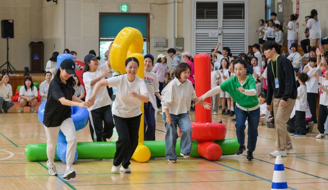 18일 오전 군포시다함께돌봄센터 2026 연합운동회가 열린 군포시민체육광장 제1체육관에서 관내 어린이와 학부모들이 함께 뛰놀며 즐거운 시간을 보내고 있다. 윤원규기자