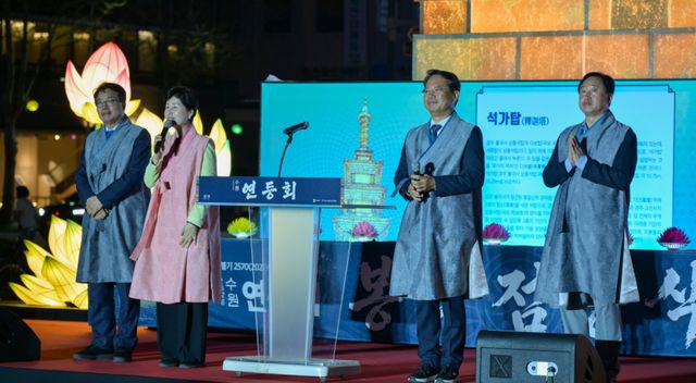 2026 수원 연등회 봉축 점등식이 열린 18일 오후 수원 화성광장에서 (왼쪽부터)염태영·백혜련·김승원·김준혁 국회의원이 인사말을 하고 있다.