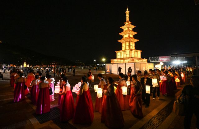 2026 수원 연등회 봉축 점등식이 열린 18일 오후 수원 화성광장에서 불자와 시민 등 참석자들이 탑돌이를 하고 있다. 윤원규기자