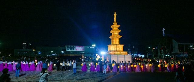 2026 수원 연등회 봉축 점등식이 열린 18일 오후 수원 화성광장에서 불자와 시민 등 참석자들이 탑돌이를 하고 있다. 윤원규기자