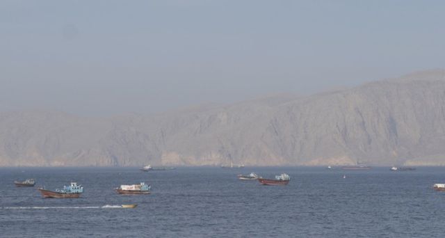 18일 오만 앞바다 호르무즈 해협의 선박들. 연합뉴스