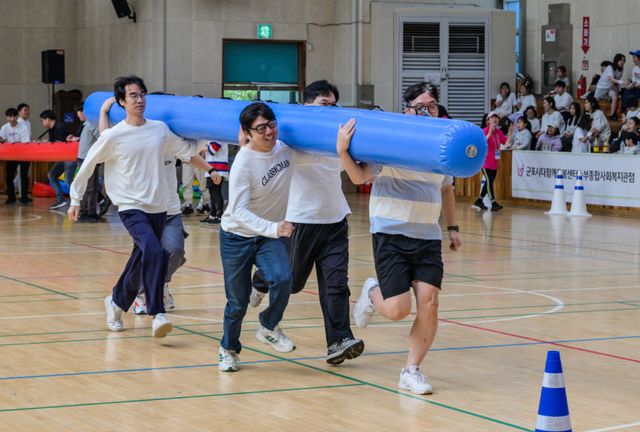 18일 오전 군포시다함께돌봄센터 2026 연합운동회가 열린 군포시민체육광장 제1체육관에서 관내 어린이와 학부모들이 함께 뛰놀며 즐거운 시간을 보내고 있다. 윤원규기자