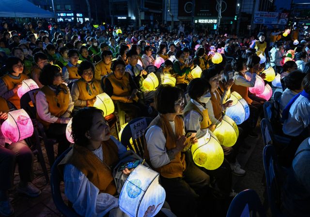 18일 오후 수원 화성광장에서 2026 수원 연등회 봉축 점등식이 진행되고 있다.