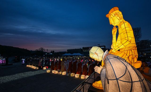 18일 오후 수원 화성광장에서 2026 수원 연등회 봉축 점등식이 진행되고 있다.