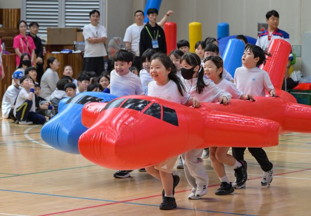 18일 오전 군포시다함께돌봄센터 2026 연합운동회가 열린 군포시민체육광장 제1체육관에서 관내 어린이와 학부모들이 함께 뛰놀며 즐거운 시간을 보내고 있다. 윤원규기자