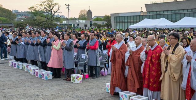 2026 수원 연등회 봉축 점등식이 열린 18일 오후 수원 화성광장에서 이재준 수원특례시장, 김정렬 수원특례시의회 부의장, 백혜련·김승원·염태영·김준혁 국회의원, 수원시 관내 스님 및 불자들이 삼귀의를 하고 있다.