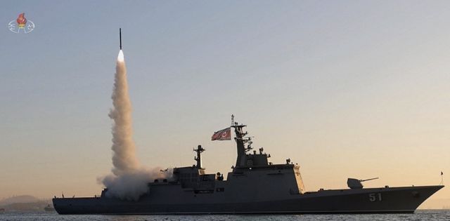14일 북한 구축함 최현호서 전략순항·반함선미사일 시험발사. 연합뉴스