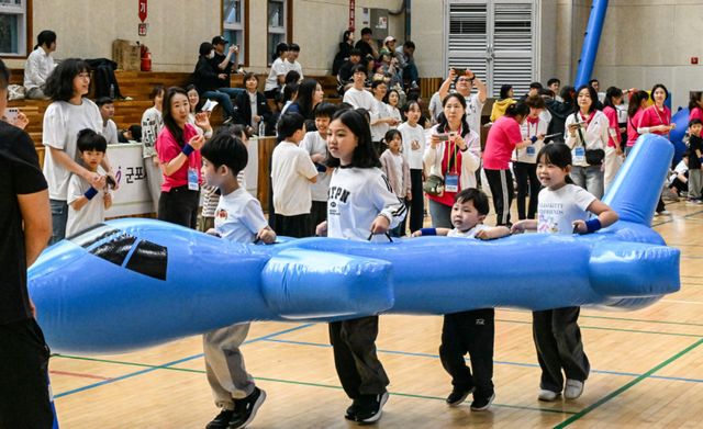 18일 오전 군포시다함께돌봄센터 2026 연합운동회가 열린 군포시민체육광장 제1체육관에서 관내 어린이와 학부모들이 함께 뛰놀며 즐거운 시간을 보내고 있다. 윤원규기자