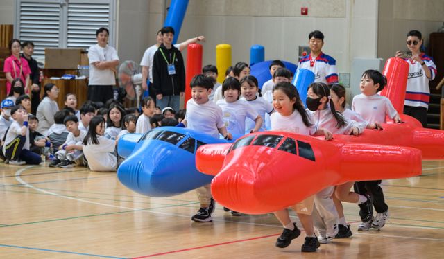 18일 오전 군포시다함께돌봄센터 2026 연합운동회가 열린 군포시민체육광장 제1체육관에서 관내 어린이와 학부모들이 함께 뛰놀며 즐거운 시간을 보내고 있다. 윤원규기자