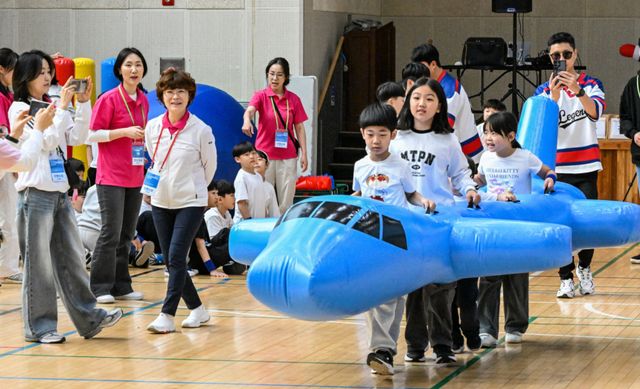 18일 오전 군포시다함께돌봄센터 2026 연합운동회가 열린 군포시민체육광장 제1체육관에서 관내 어린이와 학부모들이 함께 뛰놀며 즐거운 시간을 보내고 있다. 윤원규기자