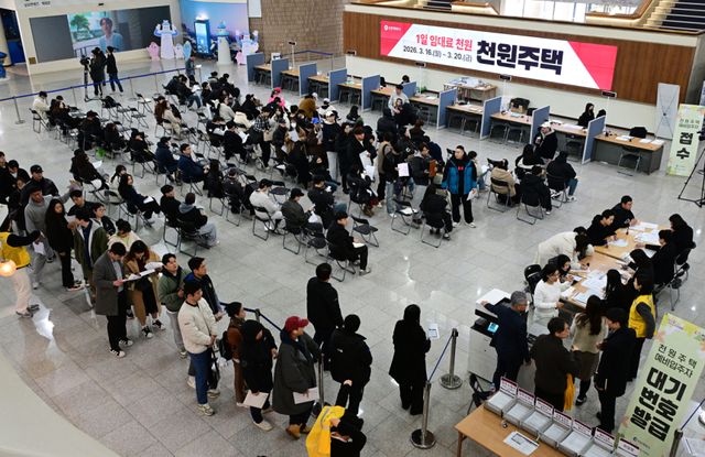 지난 3월16일 시청 중앙홀에서 천원주택 예비입주자 접수를 받고 있다. 시 제공