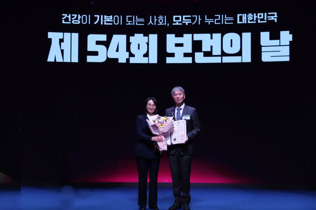 제54회 보건의날에서 국무총리상을 받은 윤상욱 분당차병원장(오른쪽). 분당차병원 제공