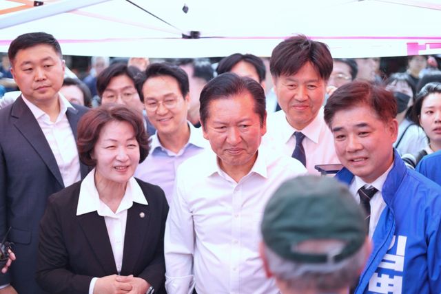 더불어민주당 추미애 경기도지사 후보와 정청래 대표, 김병욱 성남시장 후보(왼쪽부터)가 19일 경기도 성남 모란민속5일장을 방문해 시민들에게 인사 하고 있다. 추미애 페이스북 갈무리