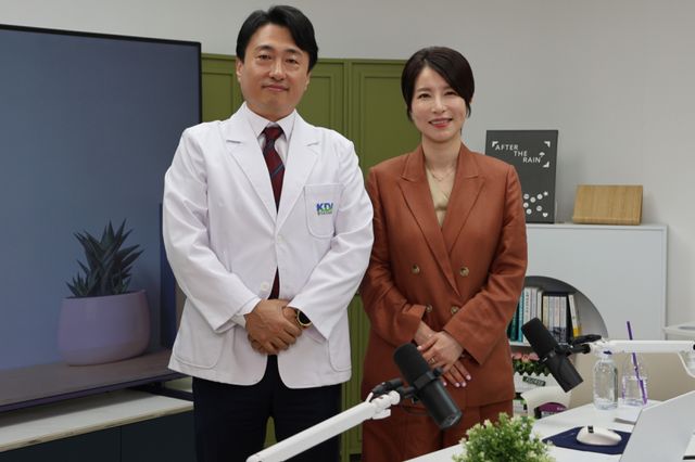 '의학채널 비온뒤' 라이브 방송에 출연한 임재훈 부회장(왼쪽)과 한보경 공보이사. 경기도치과의사회 제공