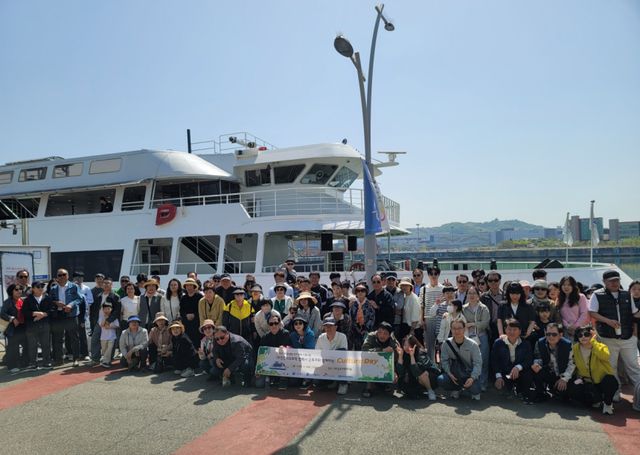 SK인천석유화학 협력사 근로자와 가족들이 아라뱃길 크루즈 문화행사 시작 전 단체 기념사진을 촬영하고 있다. 인천상의 제공