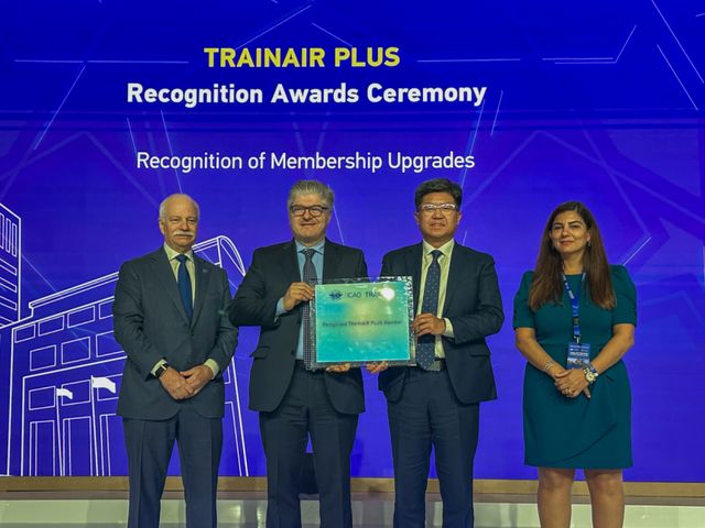 지난 16일(현지 시각) 모로코 마라케시에서 열린 ‘2026 ICAO 글로벌 이행지원 심포지엄’ 시상식에서 신가균 인천국제공항공사 경영본부장(오른쪽에서 2번째)이 ‘ICAO 항공교육기관 최고등급(Platinum) 인증서’를 수상한 뒤 후안 카를로스 살라자르 ICAO 사무총장(왼쪽에서 2번째) 등과 기념 촬영을 하고 있다. 공항공사 제공