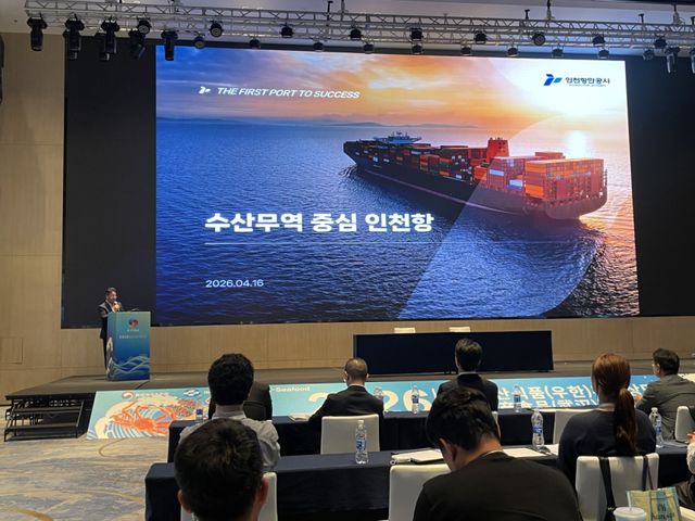 남광현 인천항만공사 상하이대표부 대표가 최근 중국 우한에서 열린 ‘2026년 한국 수산식품 우한 무역상담회’에서 현지 수산식품 수출 기업을 대상으로 인천항을 홍보하고 있다. IPA 제공