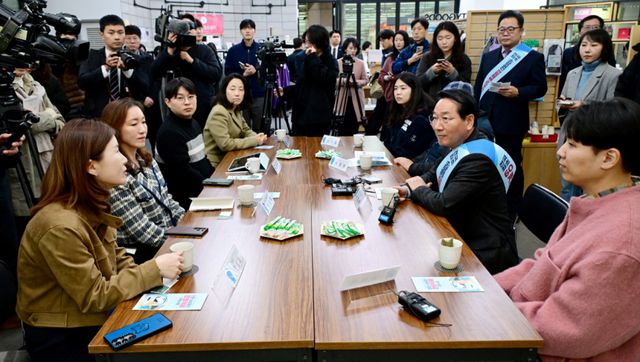 유정복 인천시장이 지난해 예술회관역 천원택배 집화센터에서 소상공인 천원택배 배송량 100만 돌파 및 2단계 사업 확대시행을 맞아 소상공인, 관계자들과 간담회를 하고있다. 시 제공