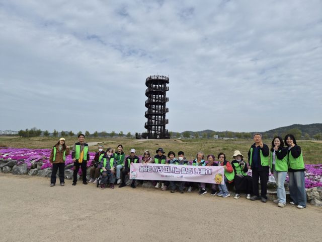시흥 지역 거주 장애인이 골생태공원과 거북섬 등을 찾는 봄나들이 프로그램에 참여한 뒤 기념활영하고 있다. 시흥시보건소 제공