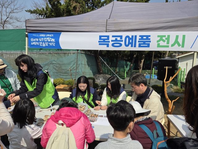 3월28일 원미산 진달래동산에서 폐목재를 활용한 목공예품 전시와 체험 프로그램 운영 모습. 부천시 제공