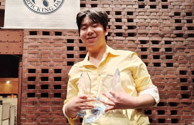 지난달 28일 일본 요코하마에서 열린 ‘모리스 핑거피킹데이(Morris Finger-Picking Day) 2026’에서 외국인 최초 3관왕을 차지한 이시우군이 트로피를 들고 포즈를 취하고 있다. 이은석 제공