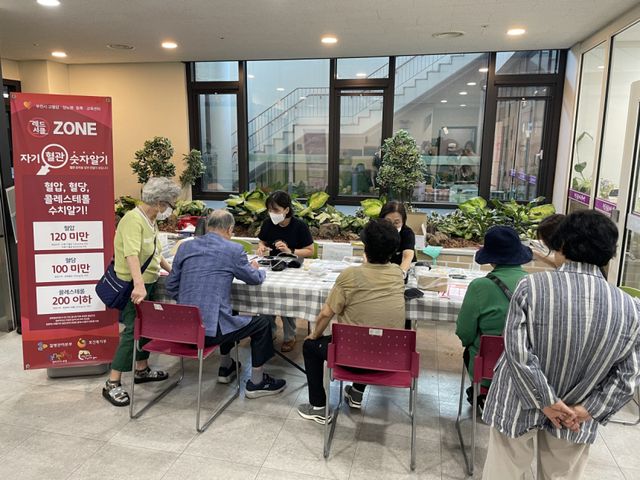 부천시 고혈압·당뇨병등록교욱센터에서 어르신들이 혈압측정을 하고 있다. 부천시 제공