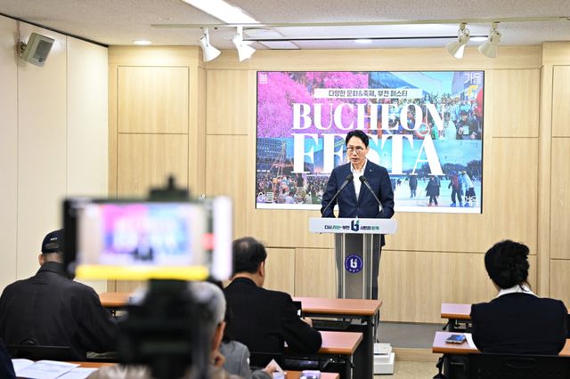 2일 부천시청 브리핑룸에서 열린 시정 브리핑에서 유성준 문화체육국장이 ‘부천 페스타 프로젝트’에 대해 설명하고 있다.부천시 제공