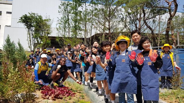 2024년 5월 수원FC위민 선수를 비롯한 참가자들이 손바닥정원 조성 후 기념촬영을 하고 있다. 수원시 제공