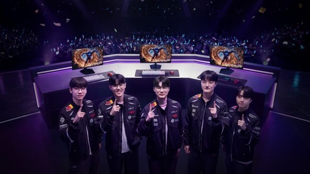 (왼쪽부터) 도란, 오너, 페이커,페이즈, 케리아 등 T1 선수단 소속 선수들이 7년 연속 글로벌 1위를 차지한 삼성전자 게이밍 모니터를 소개하고 있다. 삼성전자 제공