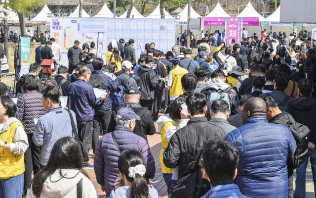 2일 오후 시흥시 능곡동 중앙공원에서 열린 'K-시흥 채용박람회'를 찾은 구직자들이 구직 활동을 벌이고 있다. 이날 박람회에서는 50여 개의 업체가 참여했다. 윤원규기자